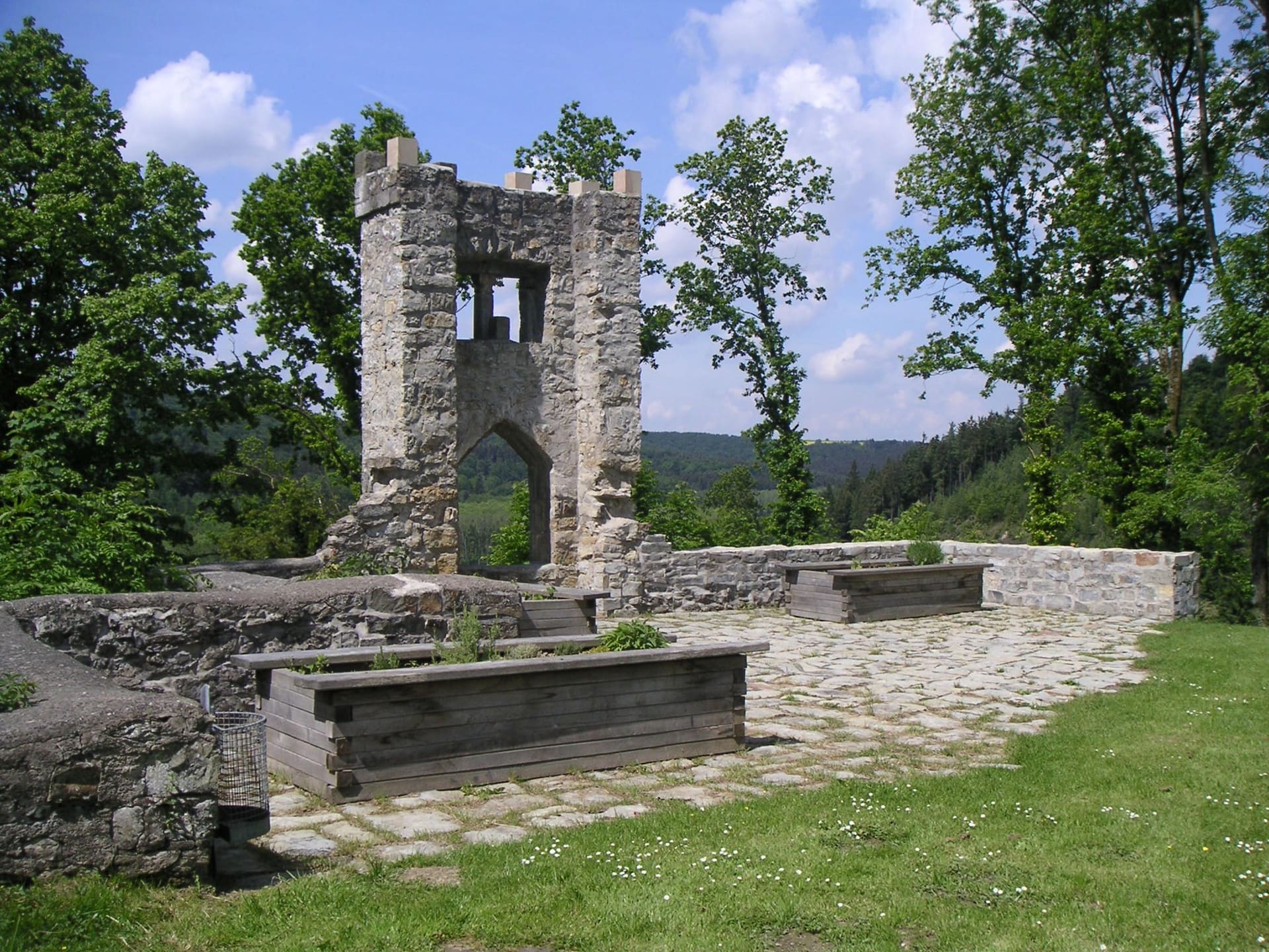 Die Burgruine Ringelstein über dem Almetal