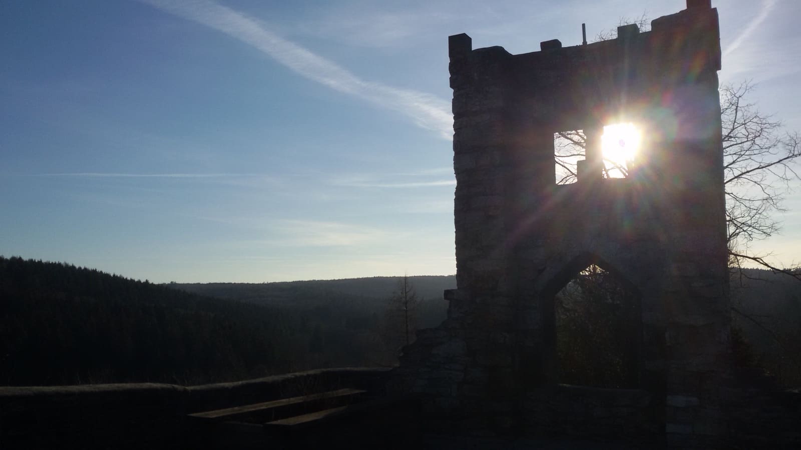 Die Burgruine Ringelstein über dem Almetal