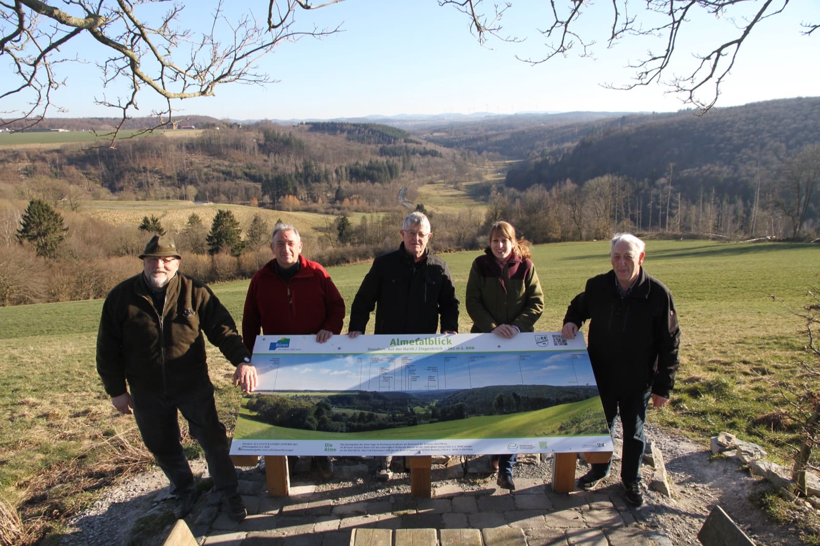 Mitglieder des Heimat- und Verkehrsvereins mit Carolin Schepers vom Zweckverband an der neuen Panoramatafel