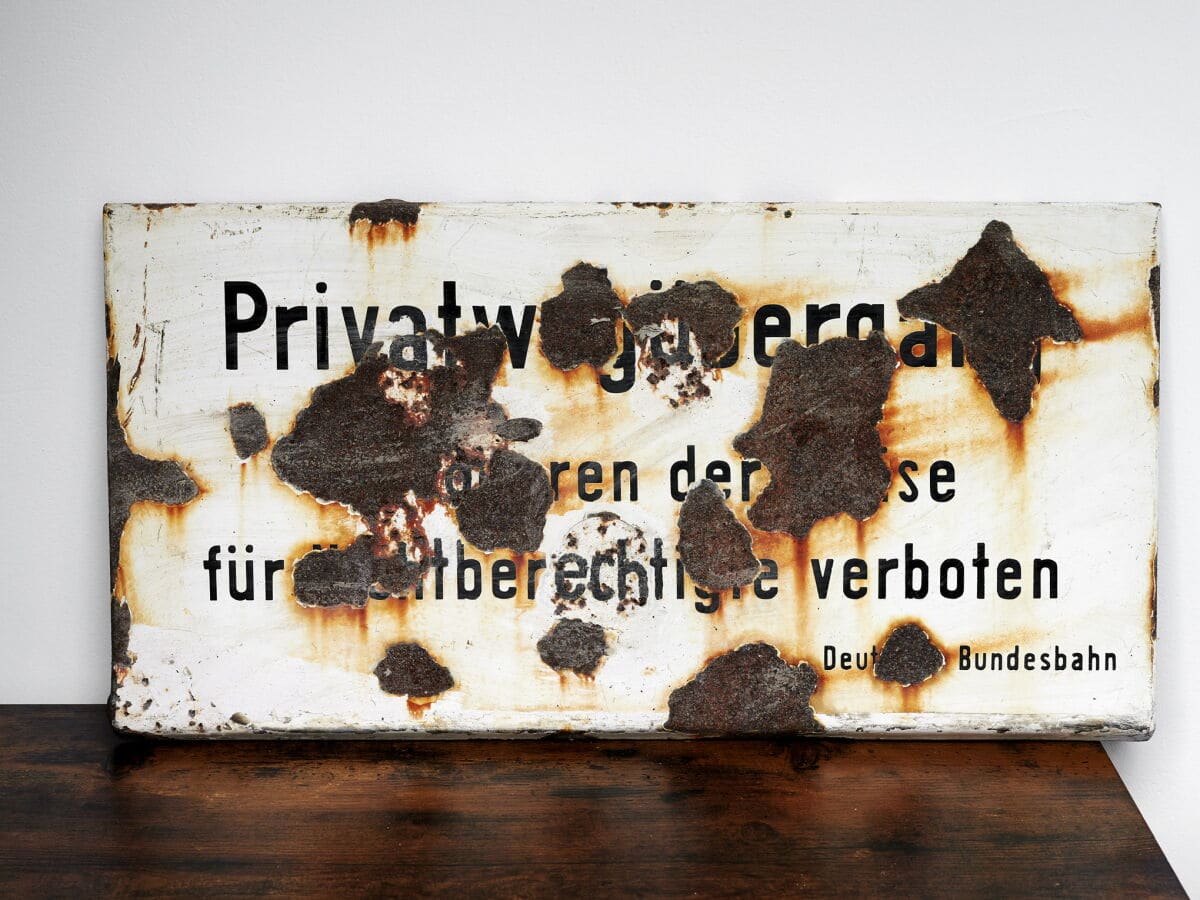 Altes Bahnschild
